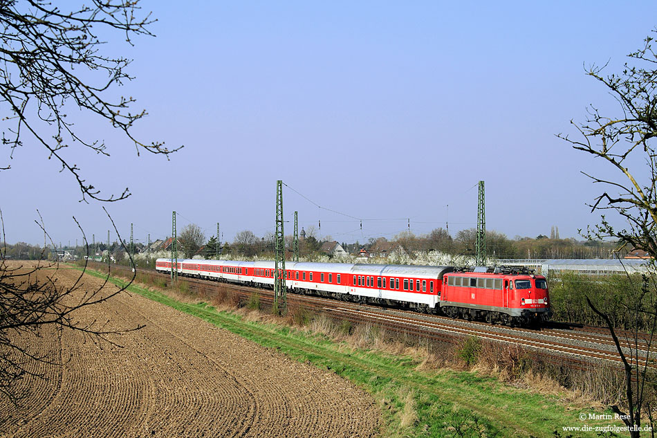 115 323 ex 110 323 mit Autoreisezug bei Duisburg Rahm