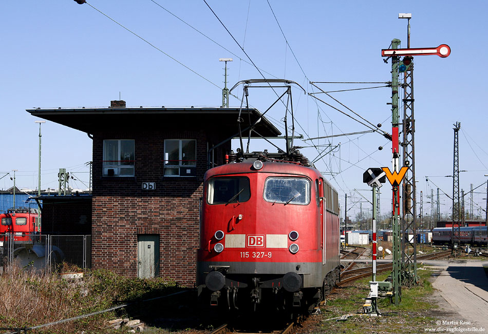 11 5327 ex 110 327 in Dortmund Bbf mit Stellwerk Dbl und Formsignal