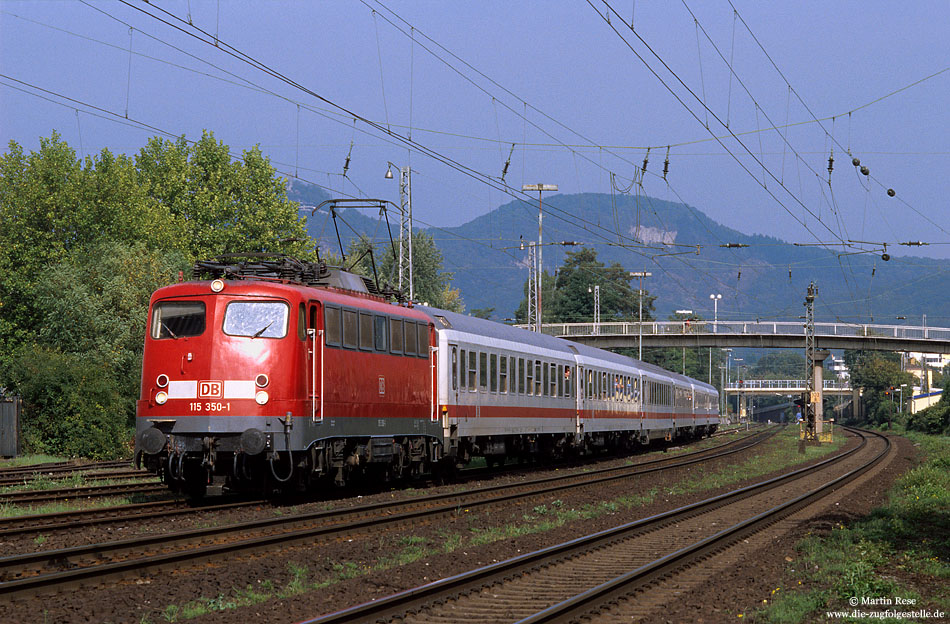 115 350 ex 110 350 mit Säuferzug D1925 im Bahnhof Bad Hönningen auf der rechten Rheinstrecke