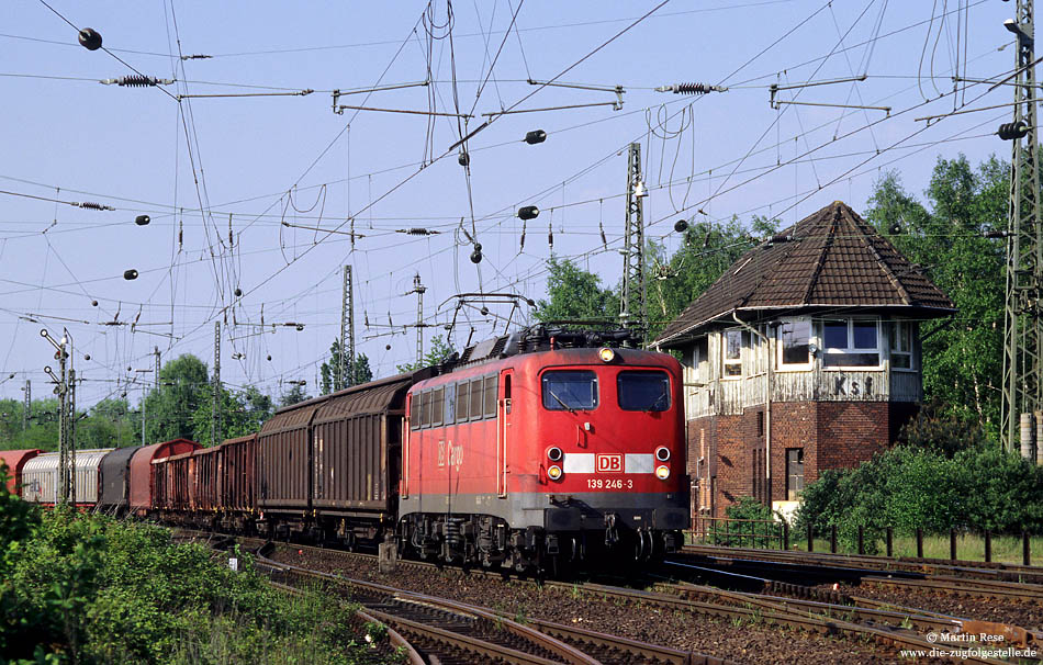 139 246 ex 110 246 in verkehrsrot mit Güterzug in Köln Kaln Nord mit Stellwerk Ksf