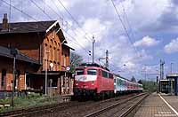Mit dem RE 24161 (Bremen - Osnabrück) legt die Braunschweiger 110 107 in Barnstorf einen kurzen Halt ein.
