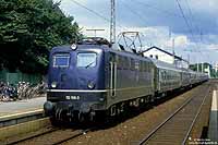 110 158 in blau mit Interzonenzug D1452 in Paderborn Hbf