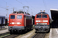 110 191 in verkehrsrot neben 218 472 im Bahnhof Augsburg Hbf