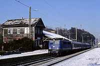110 235 in blau mit E3653 im Bahnhof Nürtingen