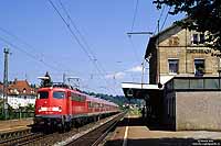 110 418 mit RB19208 im Bahnhof Ebersbach Fils mit Empfangsgebäude