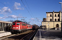 110 494 ex 112 494 mit RE33008 nach Hamburg Hbf im Bahnhof Hagenow Land