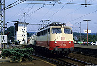 112 266 in rot beige im Bahnhof Altenbeken