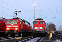 120 124 und 110 340 in verkehrsrot im Bahnhof Emmerich