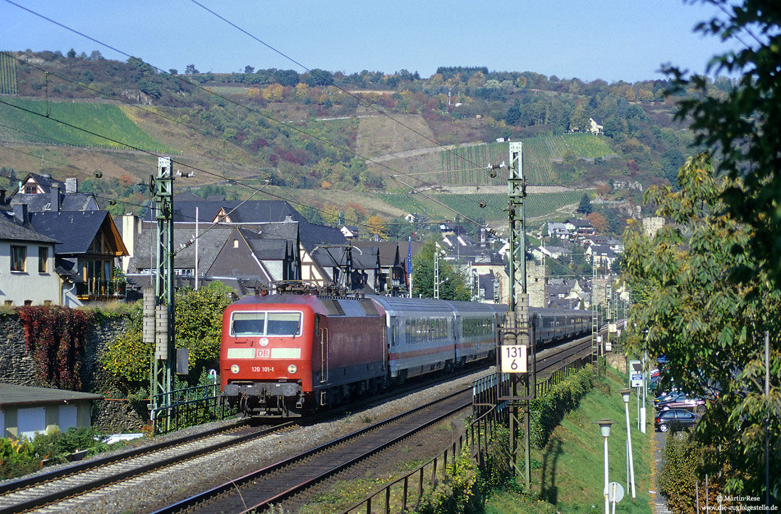 verkehrsrote 120 101 mit Eurocity 13 auf der Linken Rheinstrecke in Oberwesel