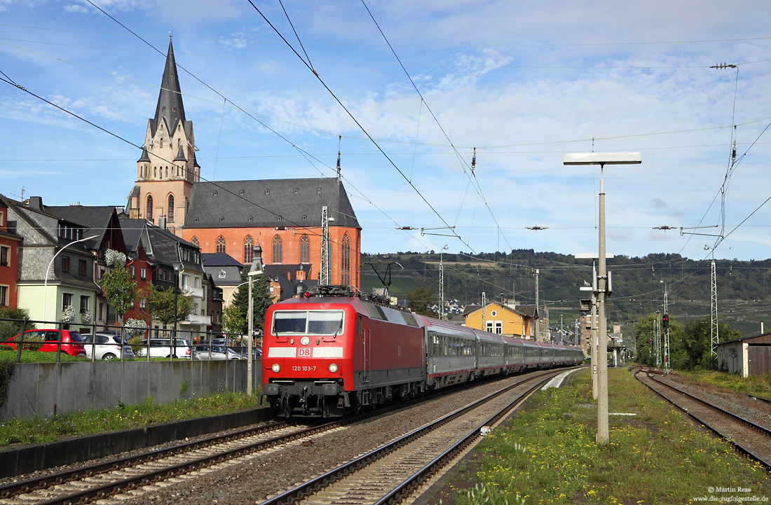 verkehrsrote 120 103 mit IC119 auf der linken Rheinstrecke in Oberwesel