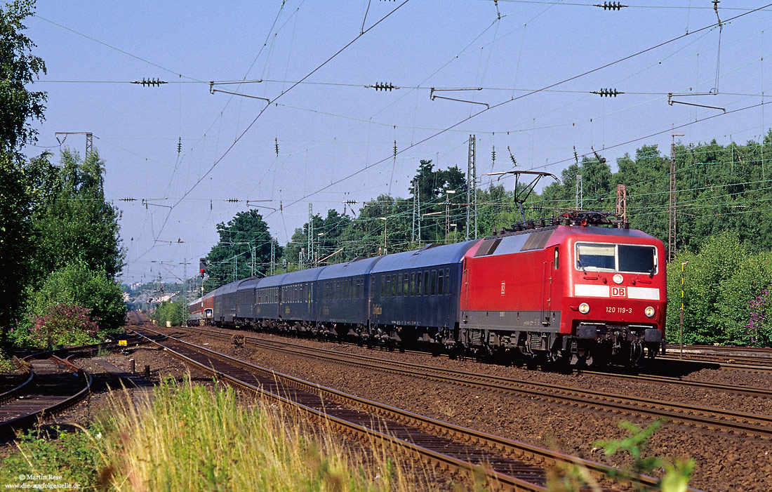 verkehrsrote 120 119 mit blaue CNL-Wagen in Bochum-Ehrenfeld