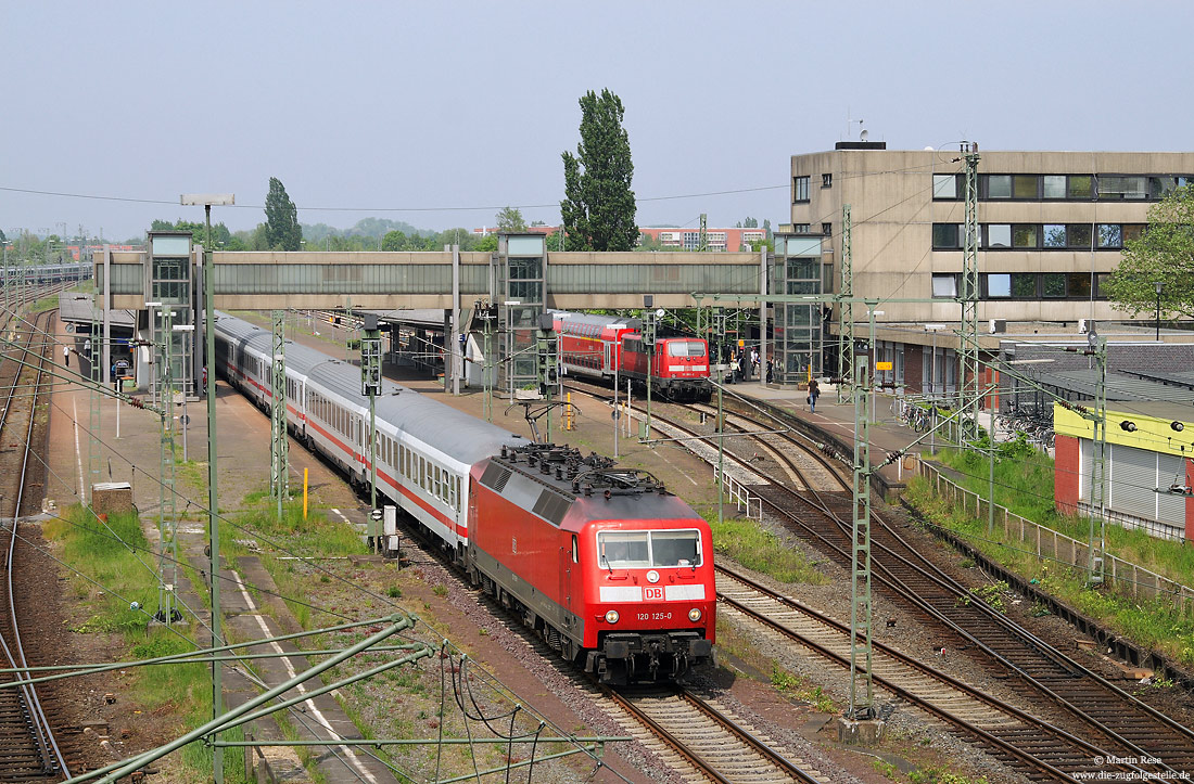 verkehrsrote 120 125 mit InterCity im Bahnhof Emden Hbf