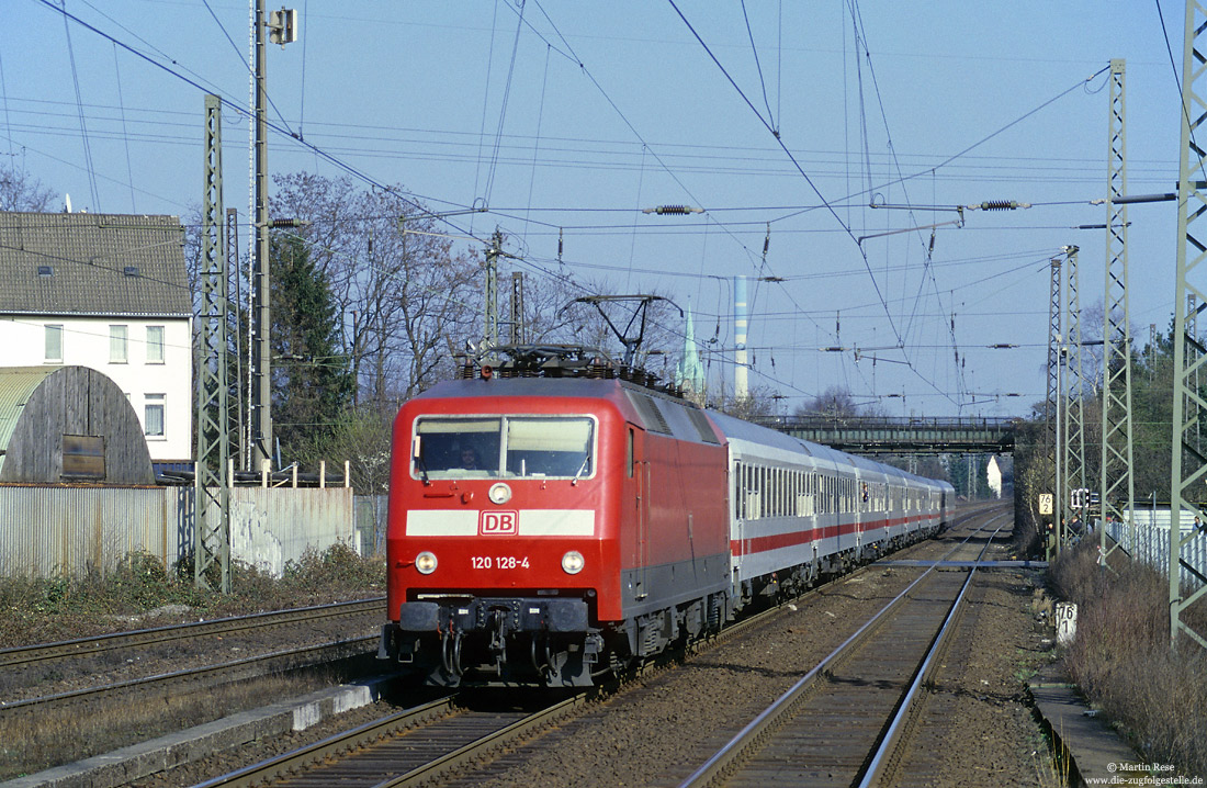 120 128 in verkehrsrot mit Intercity in Essen-Dellwig