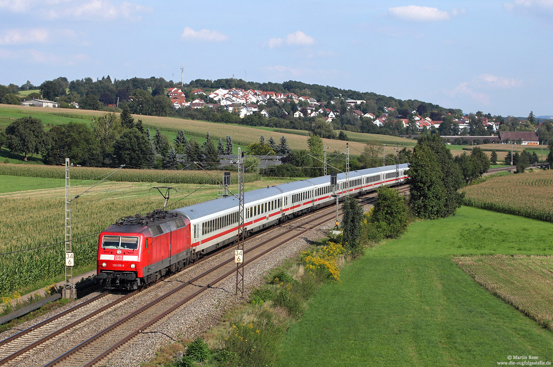 verkehrsrote 120 135 mit InterCity im Filstal bei Ebersbach