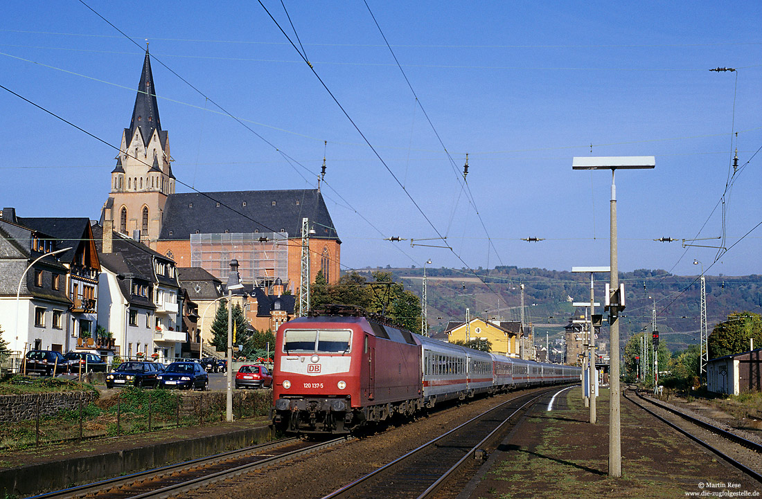 120 137 mit IC119 im Bahnhof Oberwesel