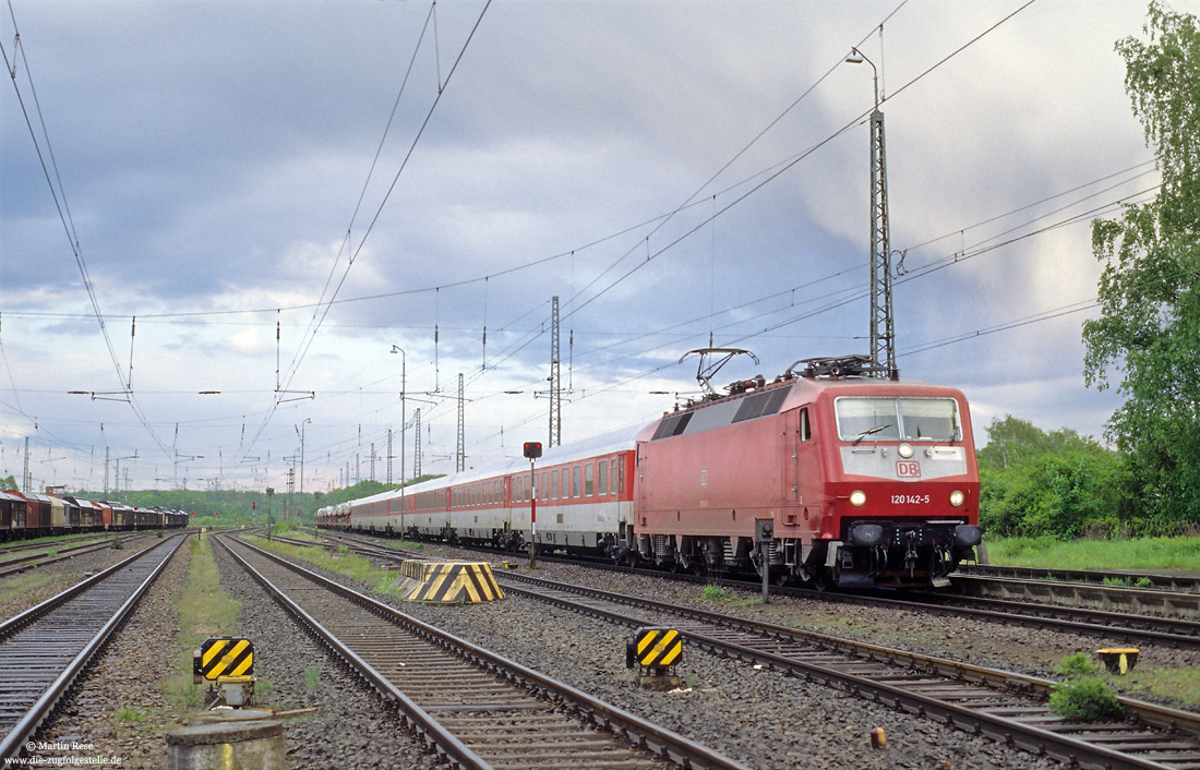 120 142 mit Autoreisezug AE1420 „Christophorus“ München Ost – Düsseldorf im Bahnhof Darmstadt-Kranichstein