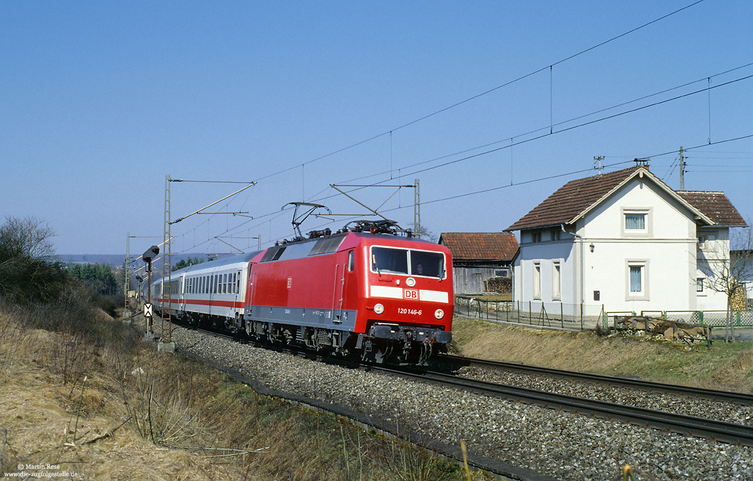 120 146 auf der Schwäbischen Alb bei Westerstetten mit ehemaligen Bahnwärterhaus