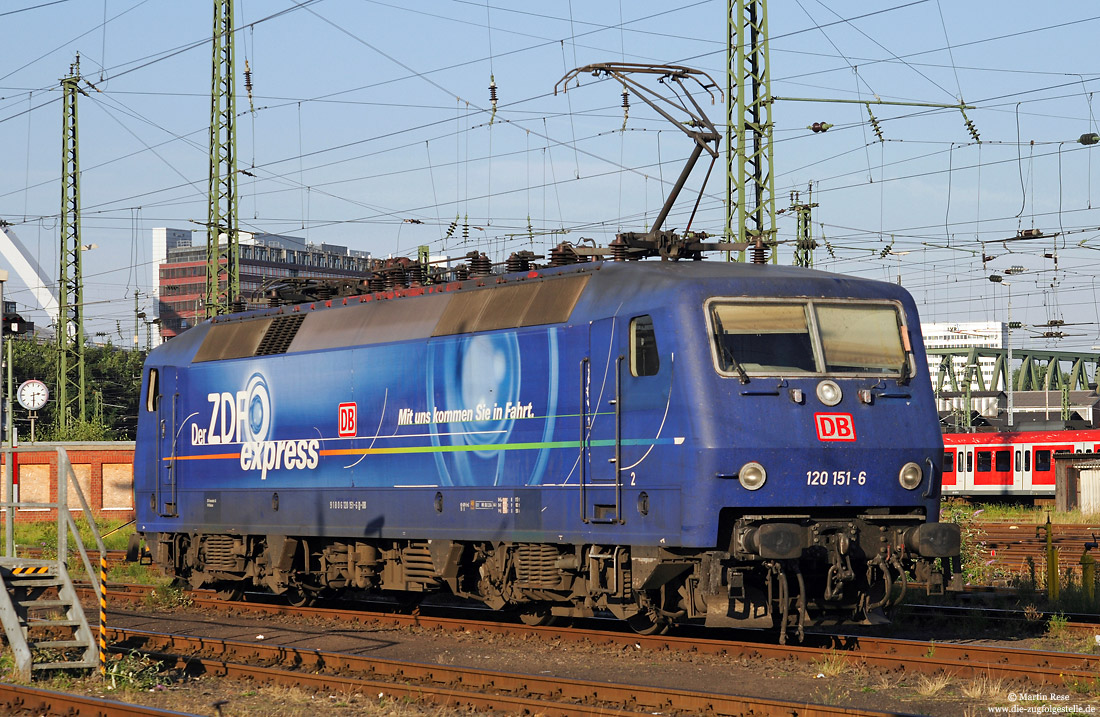 120151 mit ZDF-Werbung im Bahnhof Köln Deutzerfeld