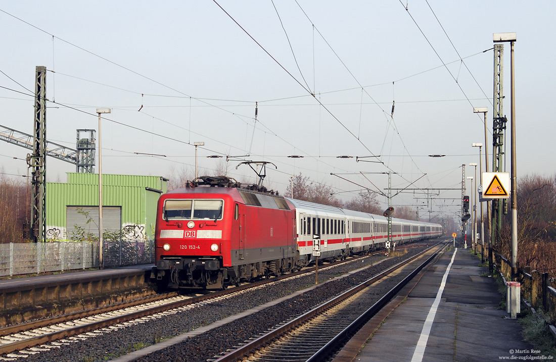 120 152 mit InterCity im Bahnhof Dortmund-Derne