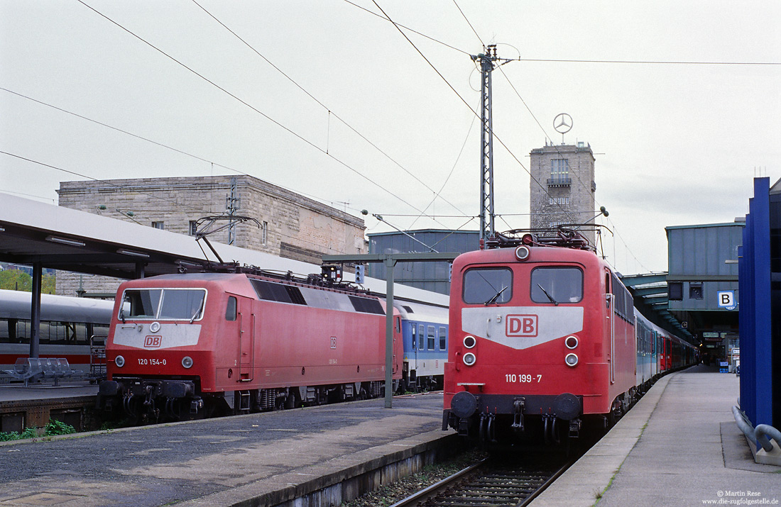 120 154 neben 110 199 im Bahnhof Stuttgart Hbf