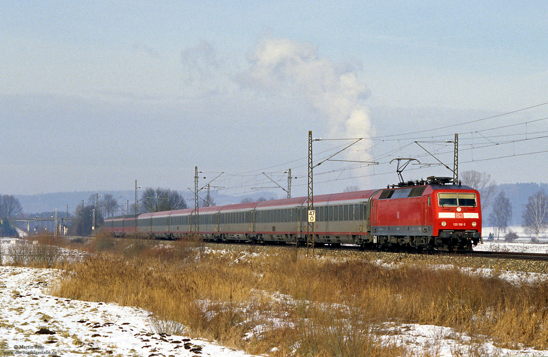 120 156 mit aus ÖBB-Wagen gebildeten EC115 bei Burgau