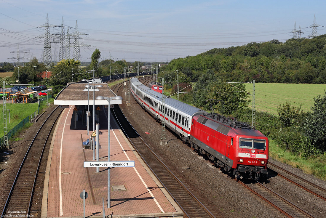 120 156 an der S-Bahnstation Leverkusen-Rheindorf