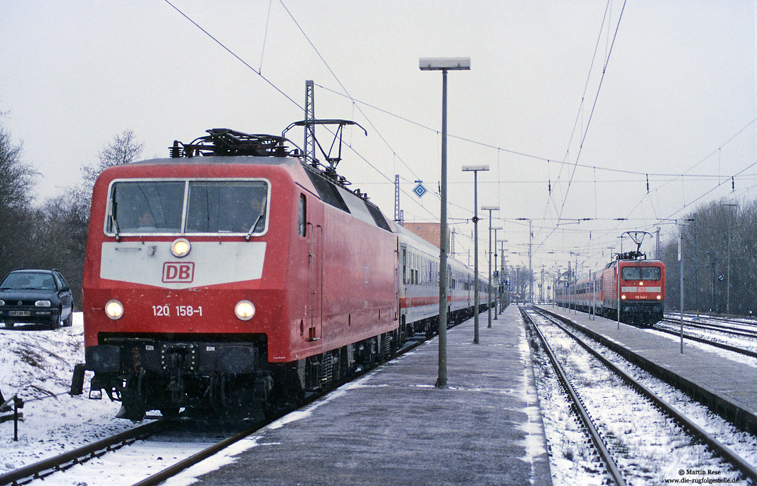 120 158 im Bahnhof Norddeich im Winter