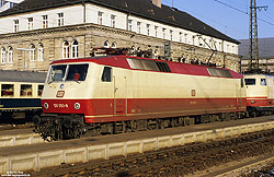 120 003 in rot beige in Nürnberg Hbf