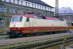 120 005 in rot beige mit Aufkleber 150 Jahre Eisenbahnen in Deutschland in Nürnberg Hbf