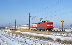120 106 mit Intercity bei Norddeich im Schnee mit Einfahrvorsignal