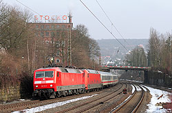 verkehrsrote 120 113 mit einer 101 im Schlepp in Wuppertal-Sonnborn