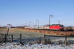 verkehrsrote 120 114 und 110 457 mit InterCity zwischen Emden und Oldersum in Ostfriesland
