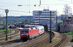 im Bahnhof Traunstein legt sich die 120 120 mit dem IC2082 in die Kurve