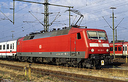 120 122 in verkehrsrot im Bahnhof Köln Deutzerfeld
