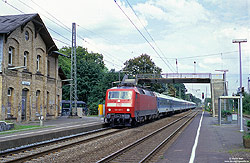 verkehrsrote 120 123 mit InterRegio am Bahnhofsgebäude in Appelhülsen
