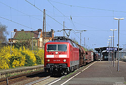 120 127 mit Güterzug im Bahnhof Elze/Han
