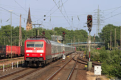 verkehrsrote 120 134 mit InterCity im Sandwichbetrieb in Mülheim-Styrum