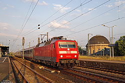 120 137 mit Nachtzug 421 im Bahnhof Köln Messe/Deutz