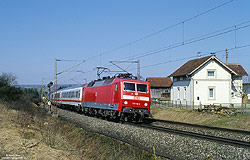 120 146 auf der Schwäbischen Alb bei Westerstetten mit ehemaligen Bahnwärterhaus