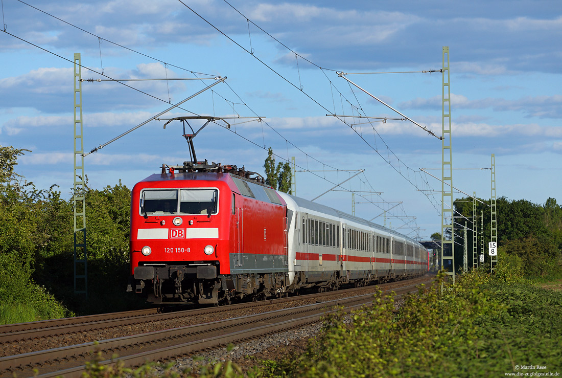 In den letzten Einsatzjahren kamen die Lokomotiven der Baureihe 120 zumeist in Sonderdiensten zum Einsatz oder durften für die Baureihe 101 einspringen. Als Ersatz für einen defekten Steuerwagen fährt die 120 150 am 15.5.2019 an der Spitze des IC2022 bei Brühl in Richtung Köln.