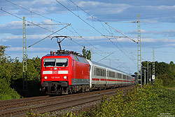 In den letzten Einsatzjahren kamen die Lokomotiven der Baureihe 120 zumeist in Sonderdiensten zum Einsatz oder durften für die Baureihe 101 einspringen. Als Ersatz für einen defekten Steuerwagen fährt die 120 150 am 15.5.2019 an der Spitze des IC2022 bei Brühl in Richtung Köln.