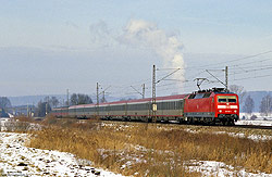 120 156 mit aus ÖBB-Wagen gebildeten EC115 bei Burgau