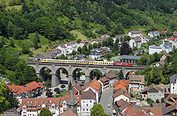 120 502 ex 120 160 im Schwarzwald mit Messzug auf dem Hornberger Viadukt