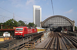 120 502 mit Schriftzug Bahntechnik mit Kompetenz auf der Seitenwand in Hamburg Dammtor