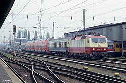 752 001 in rot beige mit Messzug LIREX 618 in Trier Hbf