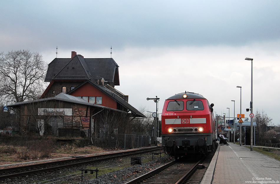 Ersatzzug mit 218 139 auf der Voreifelbahn in Rheinbach