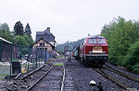 215 135 auf der Strecke im Bahnhof Pronsfeld - Waxweiler im Endbahnhof Waxweiler, Foto Dietmar Fiedel