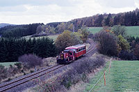 Köf2 mit Schienenbus auf der Strecke im Bahnhof Pronsfeld - Bleialf, Foto Dietmar Fiedel