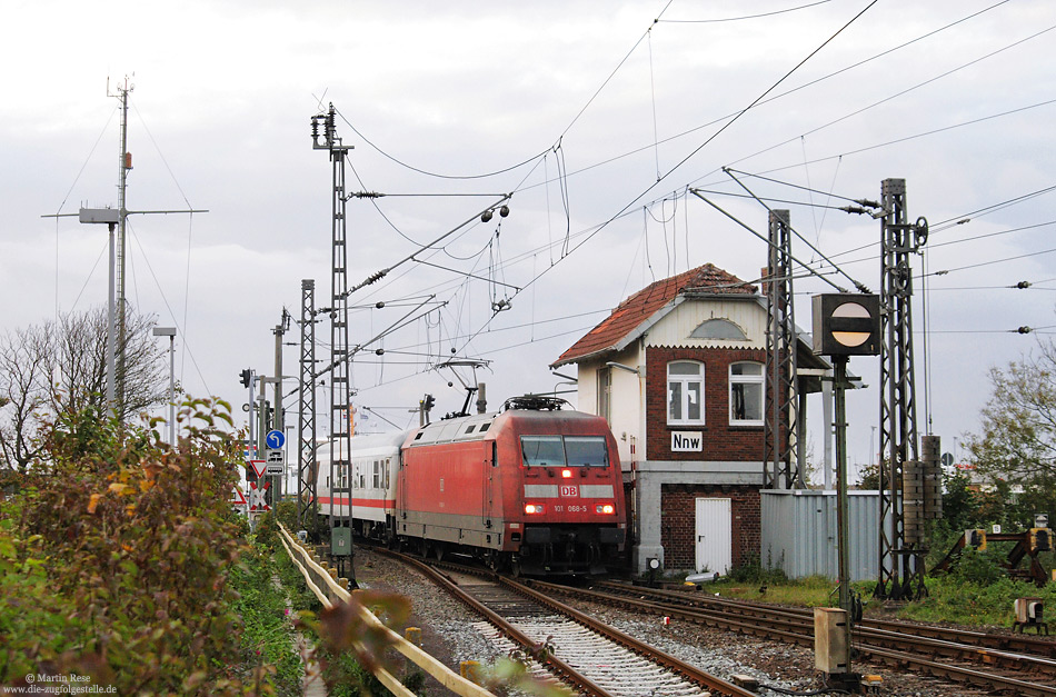 101 068 im Bahnhof Norddeich mit Mole-Stellwerk Nnw