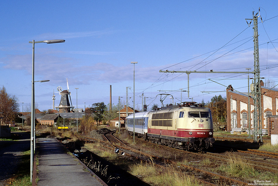 103 242 mit IR2313 Loreley im Bahnhof Norden mit Windmühle und Lokschuppen